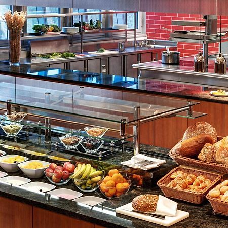 Hilton Garden Inn Frankfurt Airport Frankfurt am Main Bagian luar foto Breakfast buffet