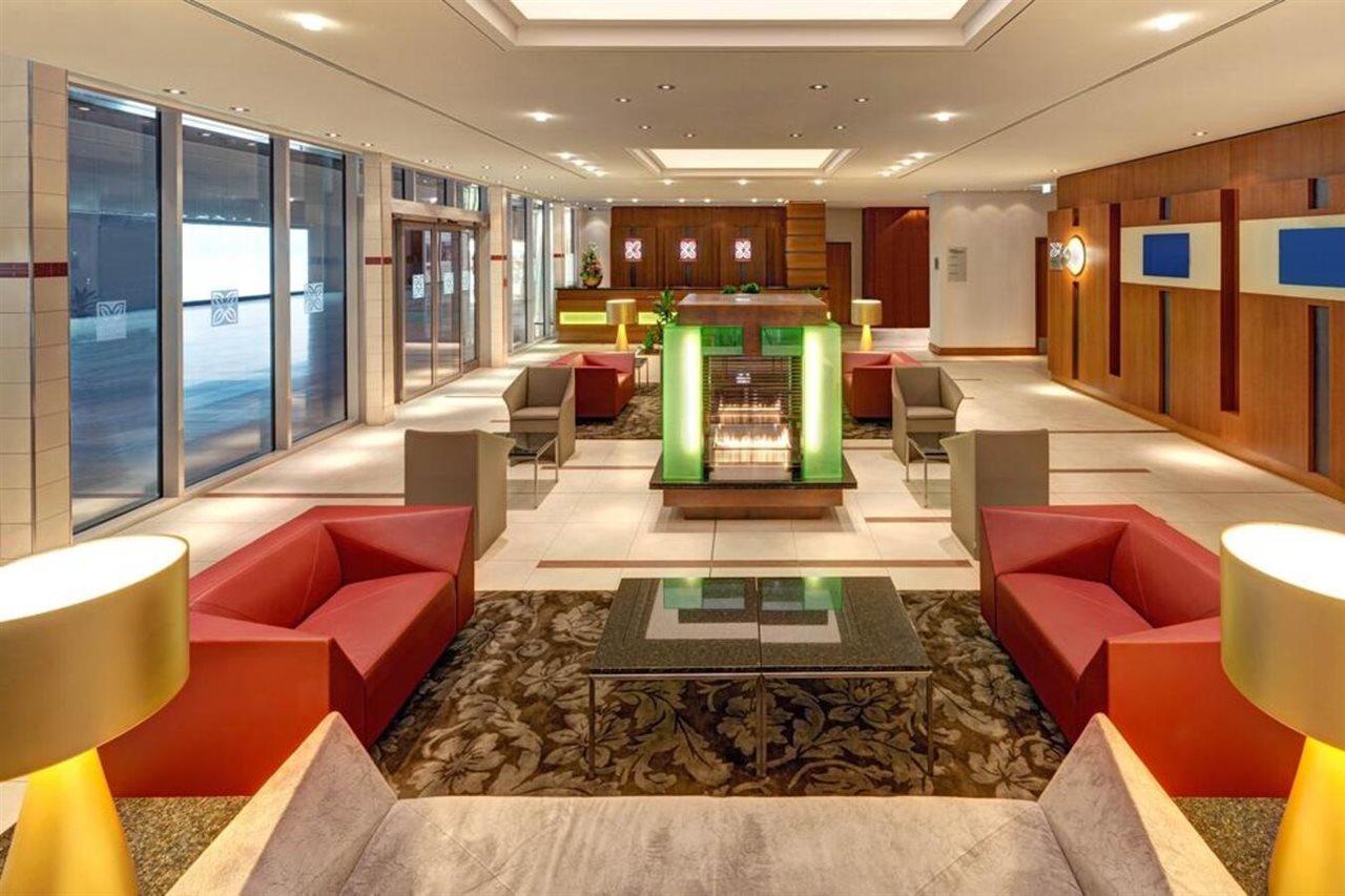 Hilton Garden Inn Frankfurt Airport Frankfurt am Main Bagian luar foto Reception area of the hotel
