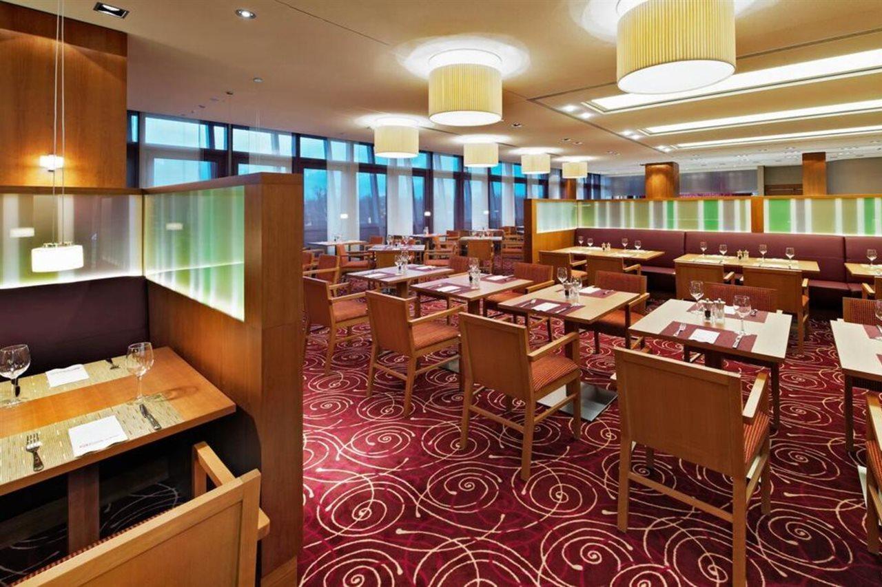 Hilton Garden Inn Frankfurt Airport Frankfurt am Main Bagian luar foto Interior of a restaurant