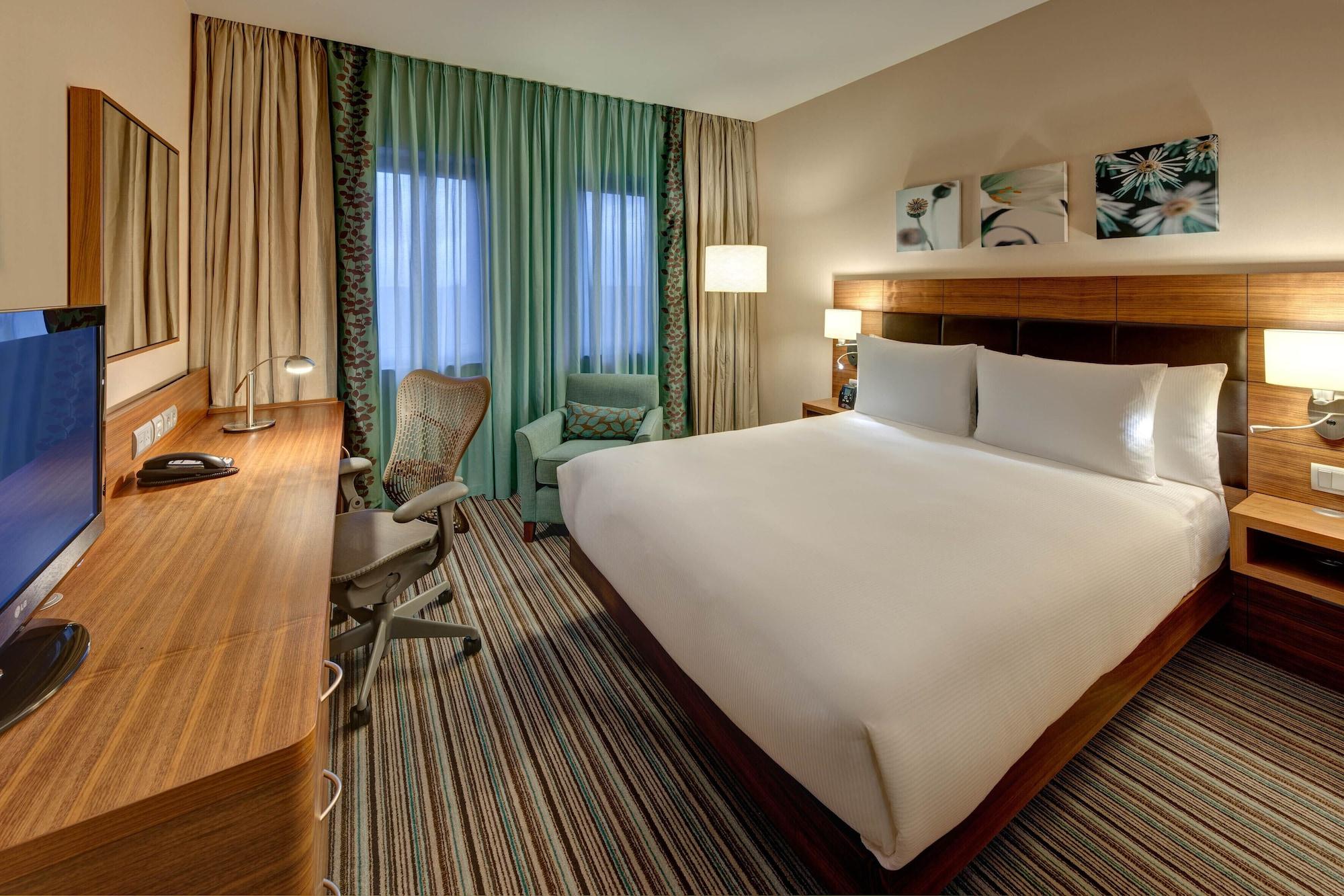 Hilton Garden Inn Frankfurt Airport Frankfurt am Main Bagian luar foto A room at the hotel