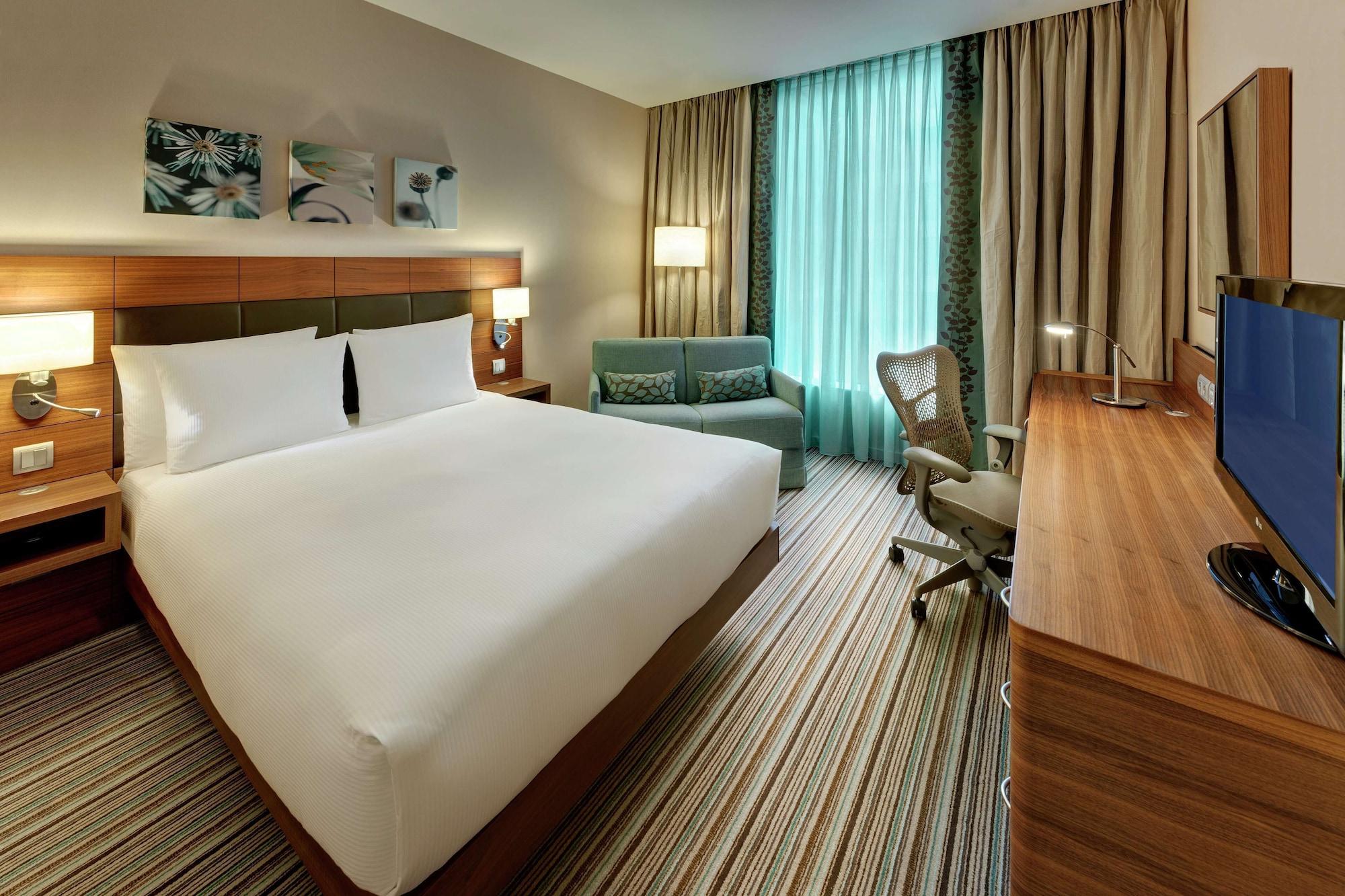 Hilton Garden Inn Frankfurt Airport Frankfurt am Main Bagian luar foto A room at the hotel