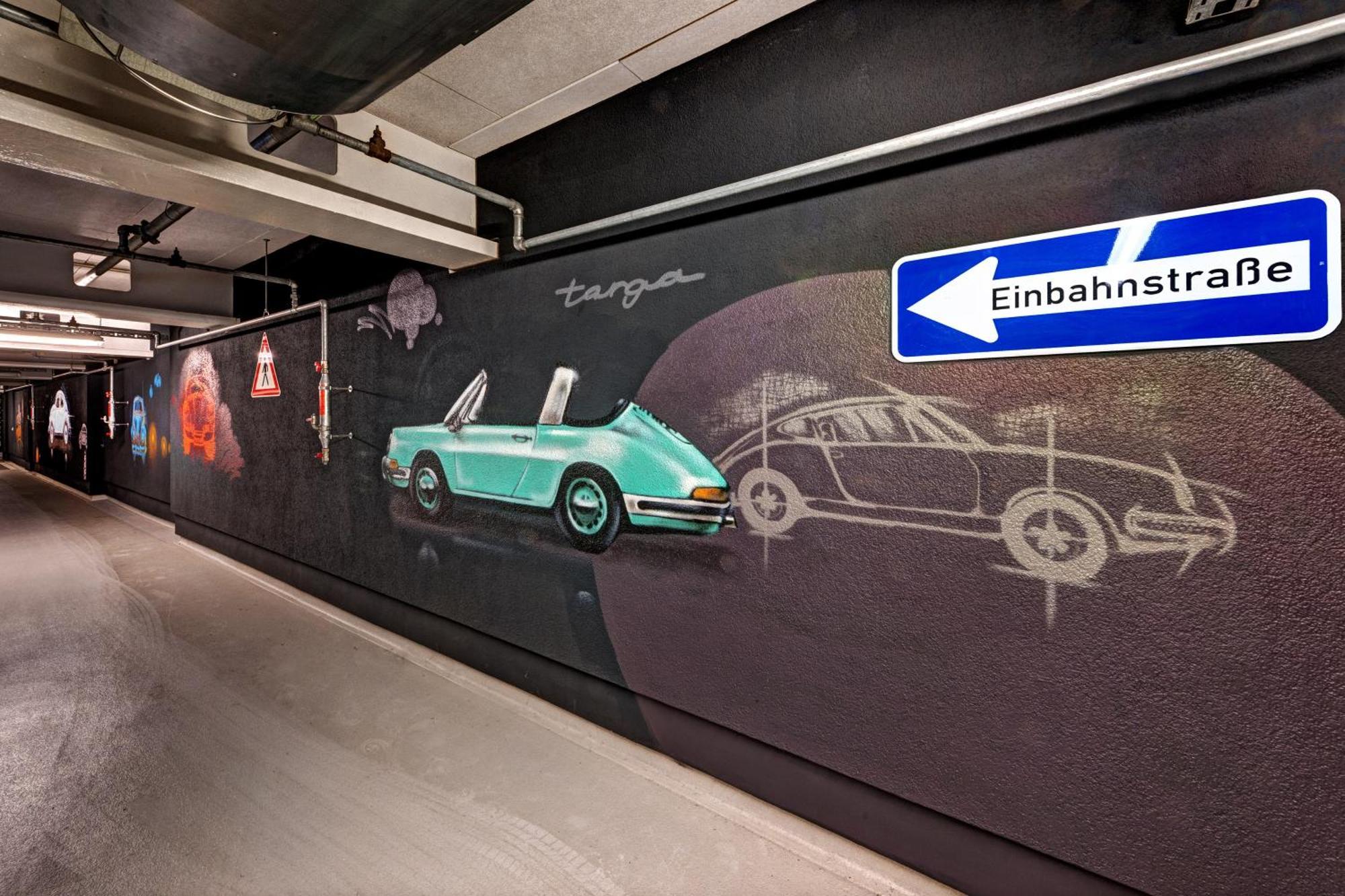 Hilton Garden Inn Frankfurt Airport Frankfurt am Main Bagian luar foto The entrance to the underground parking lot