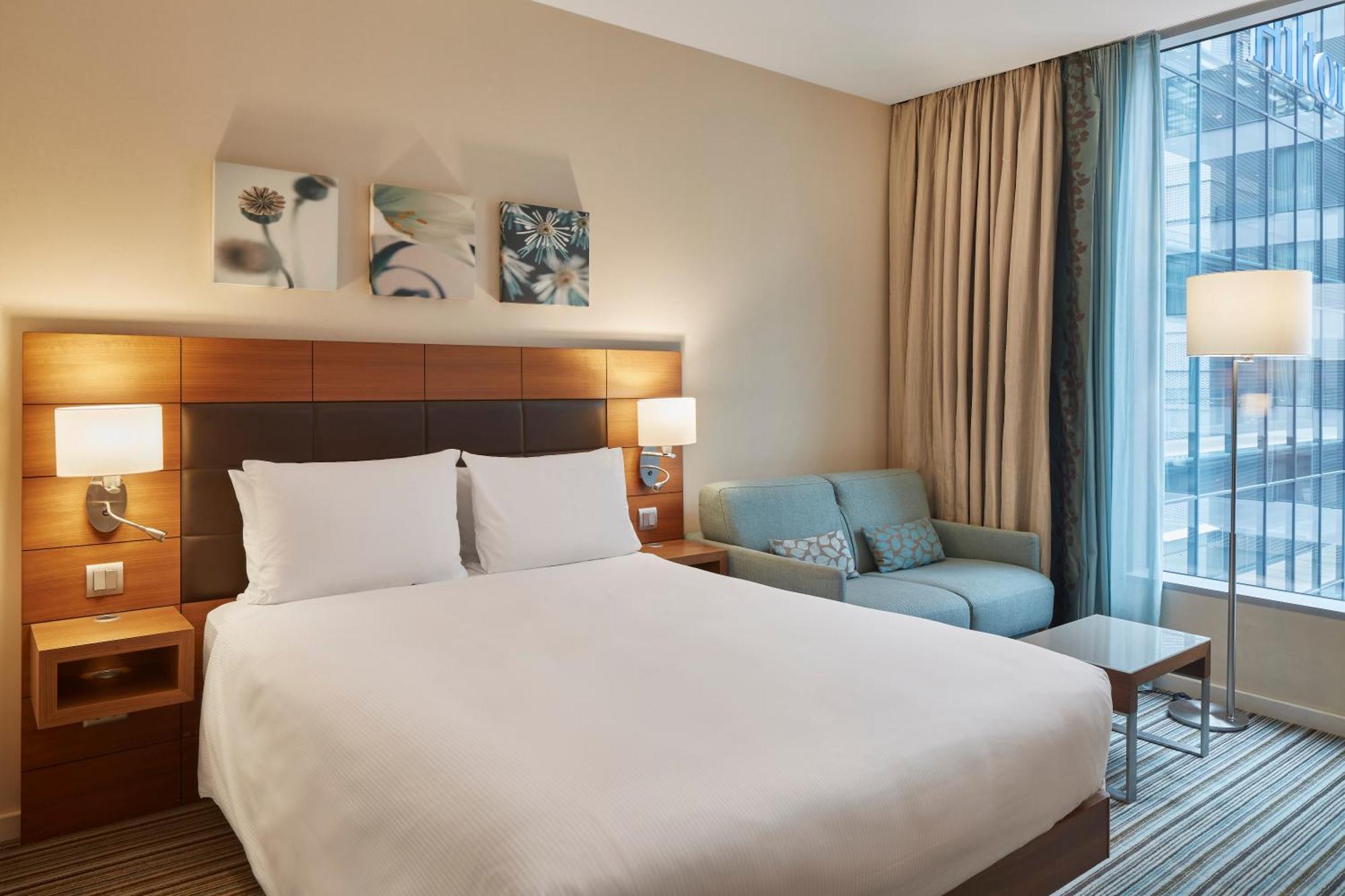 Hilton Garden Inn Frankfurt Airport Frankfurt am Main Bagian luar foto A room at the Hilton London