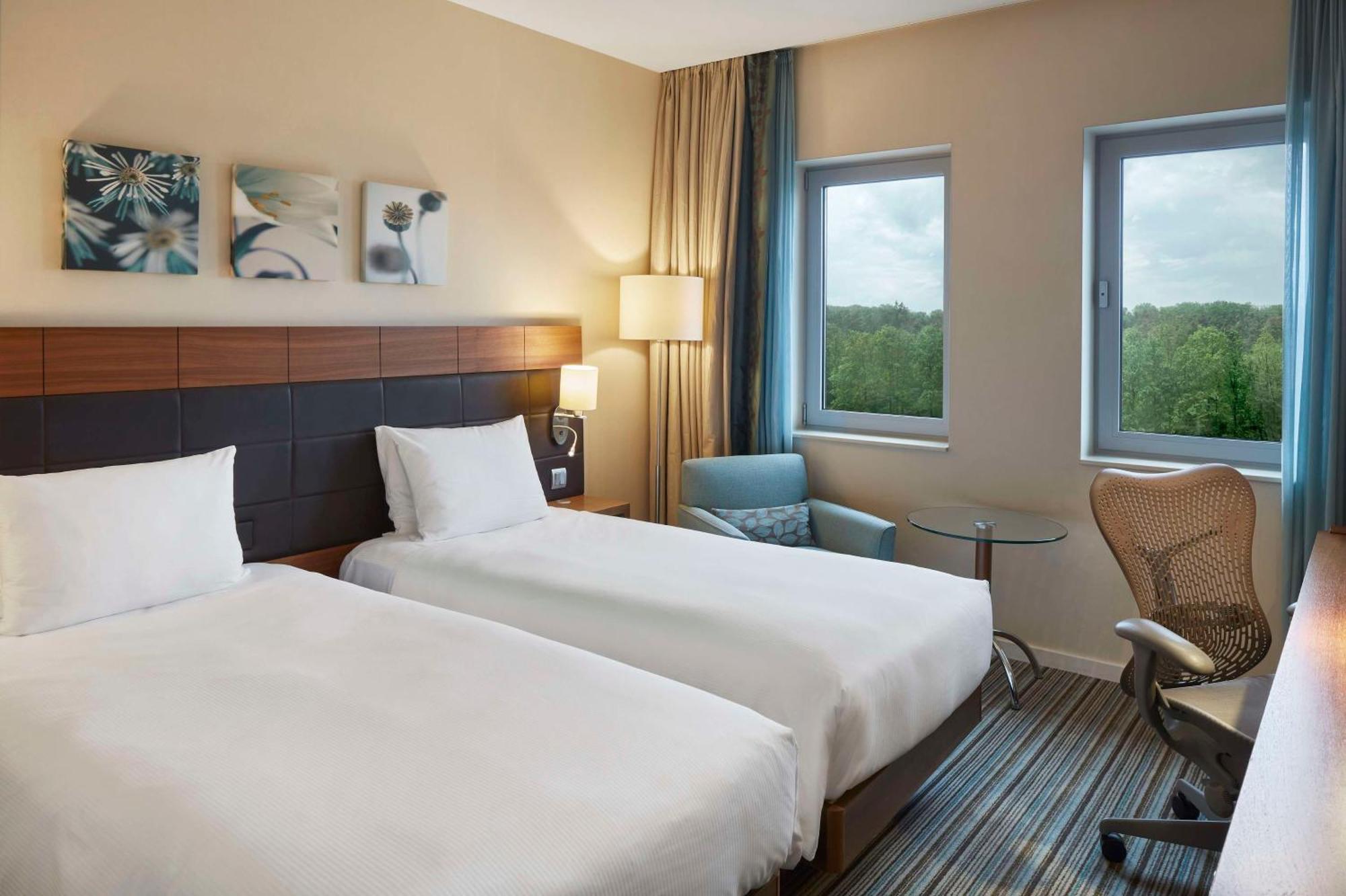 Hilton Garden Inn Frankfurt Airport Frankfurt am Main Bagian luar foto A room at the hotel