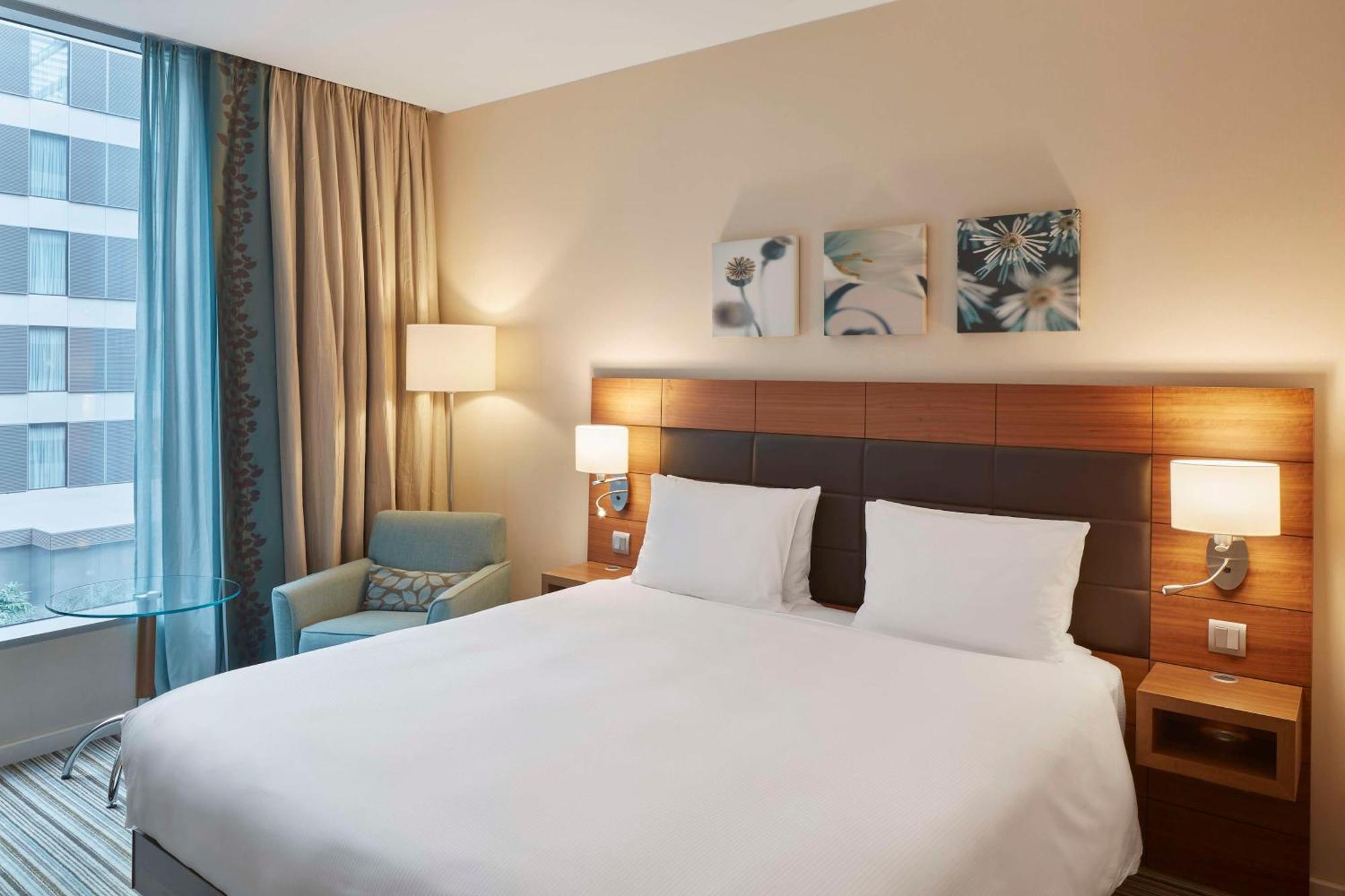 Hilton Garden Inn Frankfurt Airport Frankfurt am Main Bagian luar foto A room at the Hilton Vienna