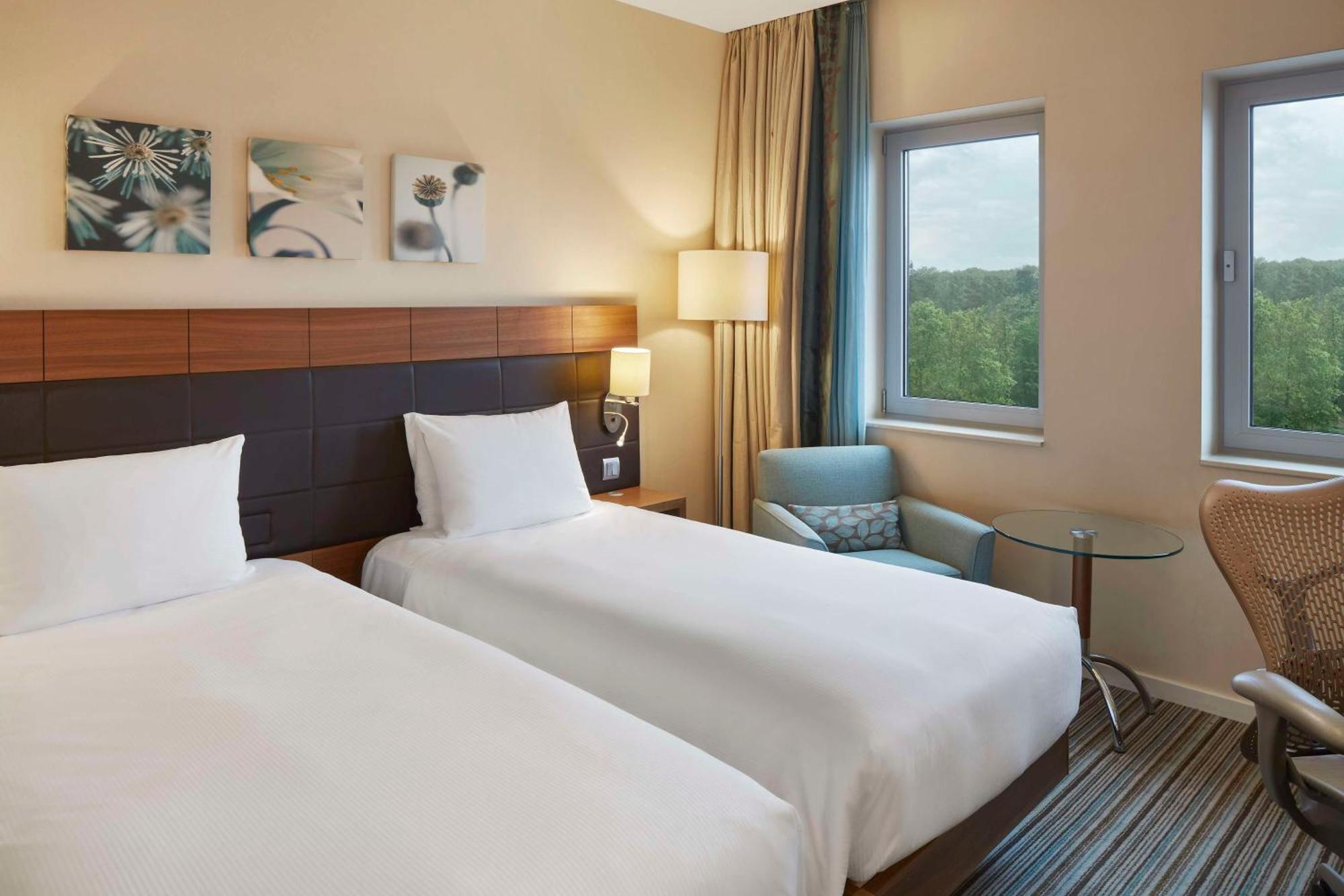 Hilton Garden Inn Frankfurt Airport Frankfurt am Main Bagian luar foto Room at the Hilton Prague