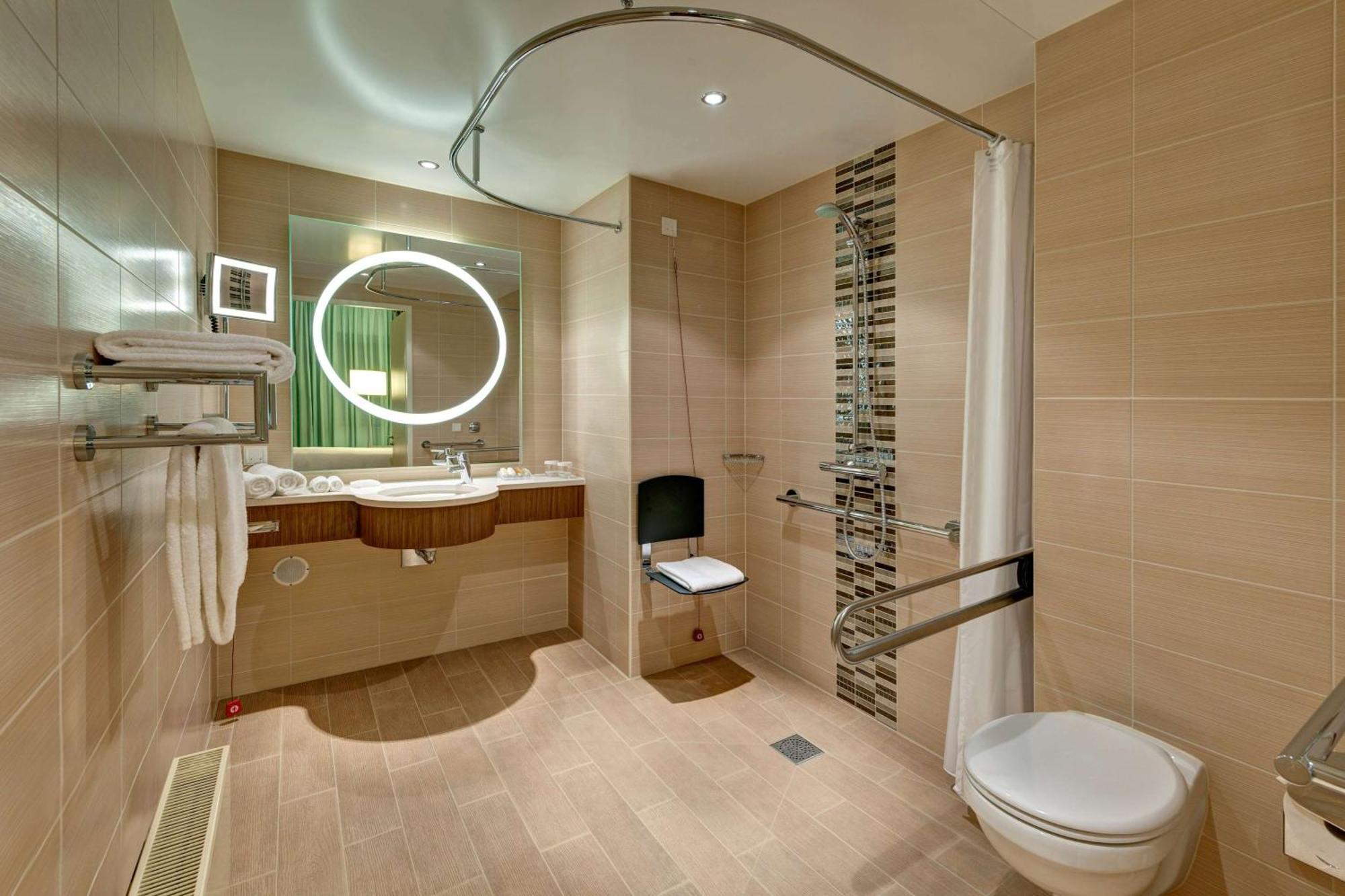 Hilton Garden Inn Frankfurt Airport Frankfurt am Main Bagian luar foto Bathroom