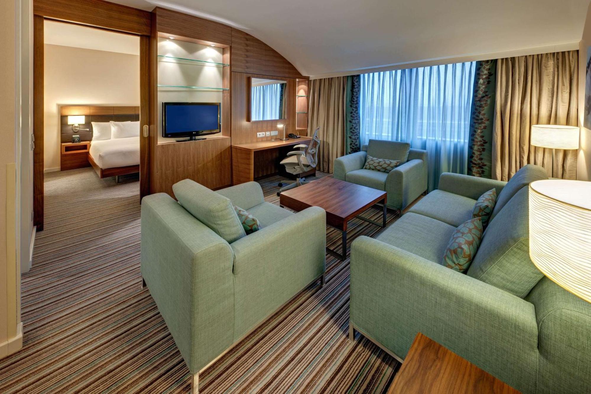 Hilton Garden Inn Frankfurt Airport Frankfurt am Main Bagian luar foto