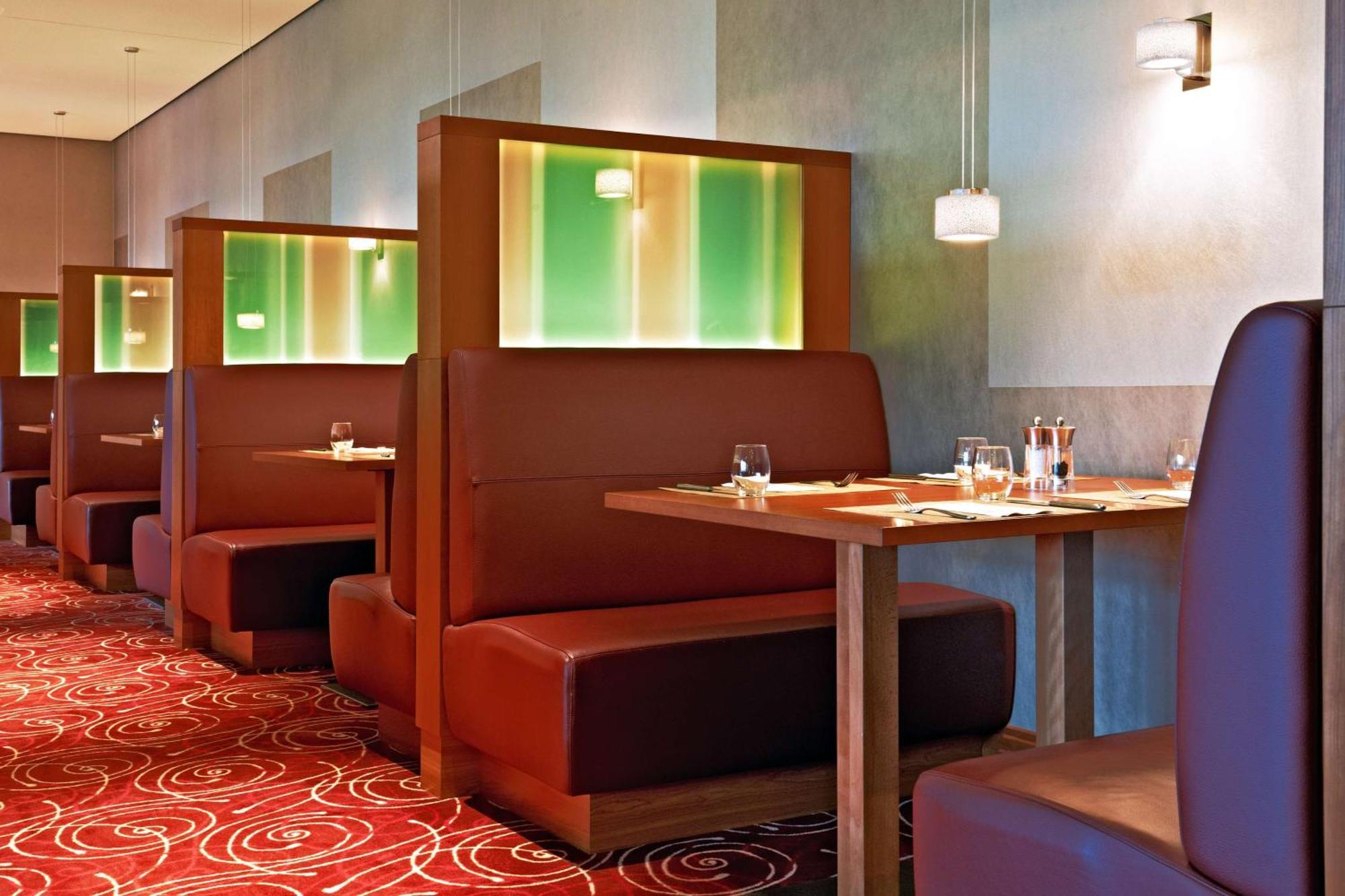 Hilton Garden Inn Frankfurt Airport Frankfurt am Main Bagian luar foto Restaurant interior design