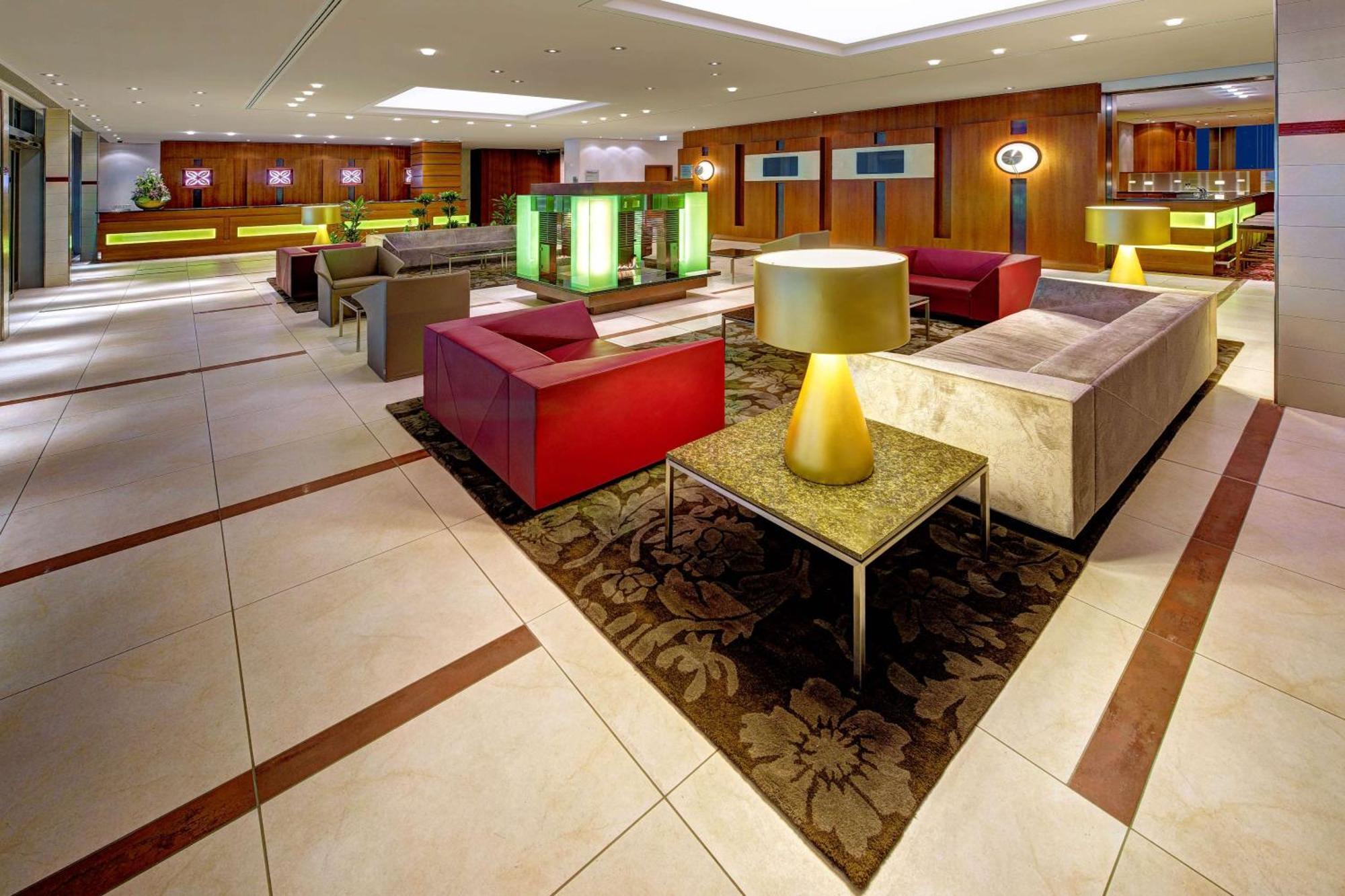 Hilton Garden Inn Frankfurt Airport Frankfurt am Main Bagian luar foto Reception area