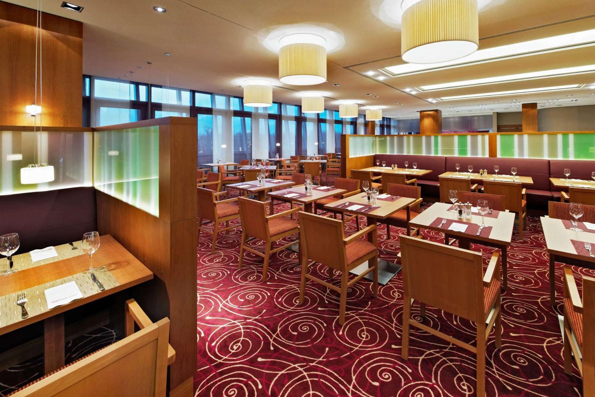 Hilton Garden Inn Frankfurt Airport Frankfurt am Main Bagian luar foto Restaurant