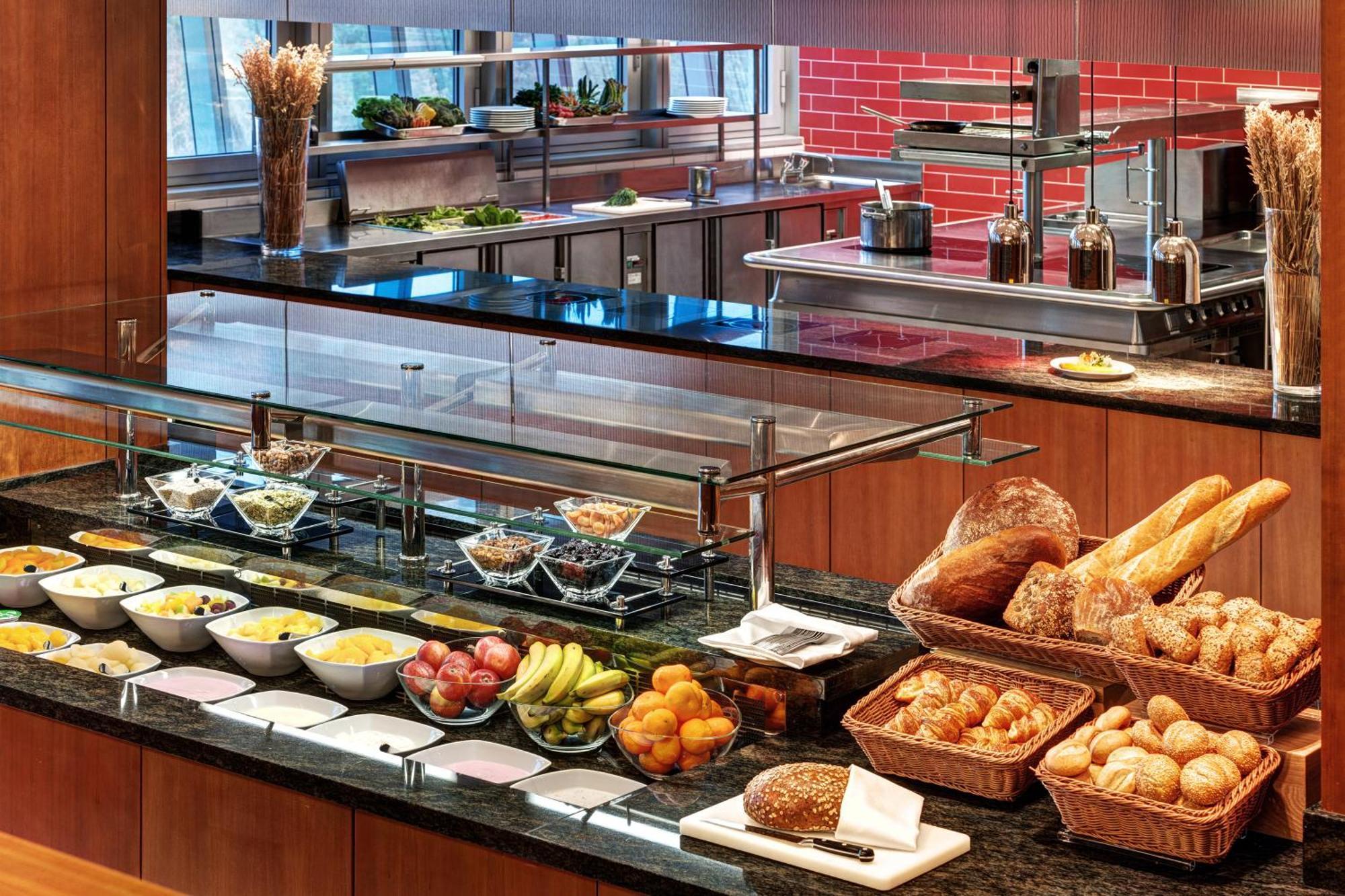 Hilton Garden Inn Frankfurt Airport Frankfurt am Main Bagian luar foto Breakfast buffet