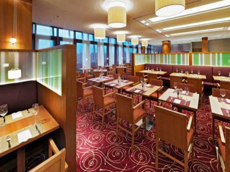 Hilton Garden Inn Frankfurt Airport Frankfurt am Main Bagian luar foto Interior of a restaurant