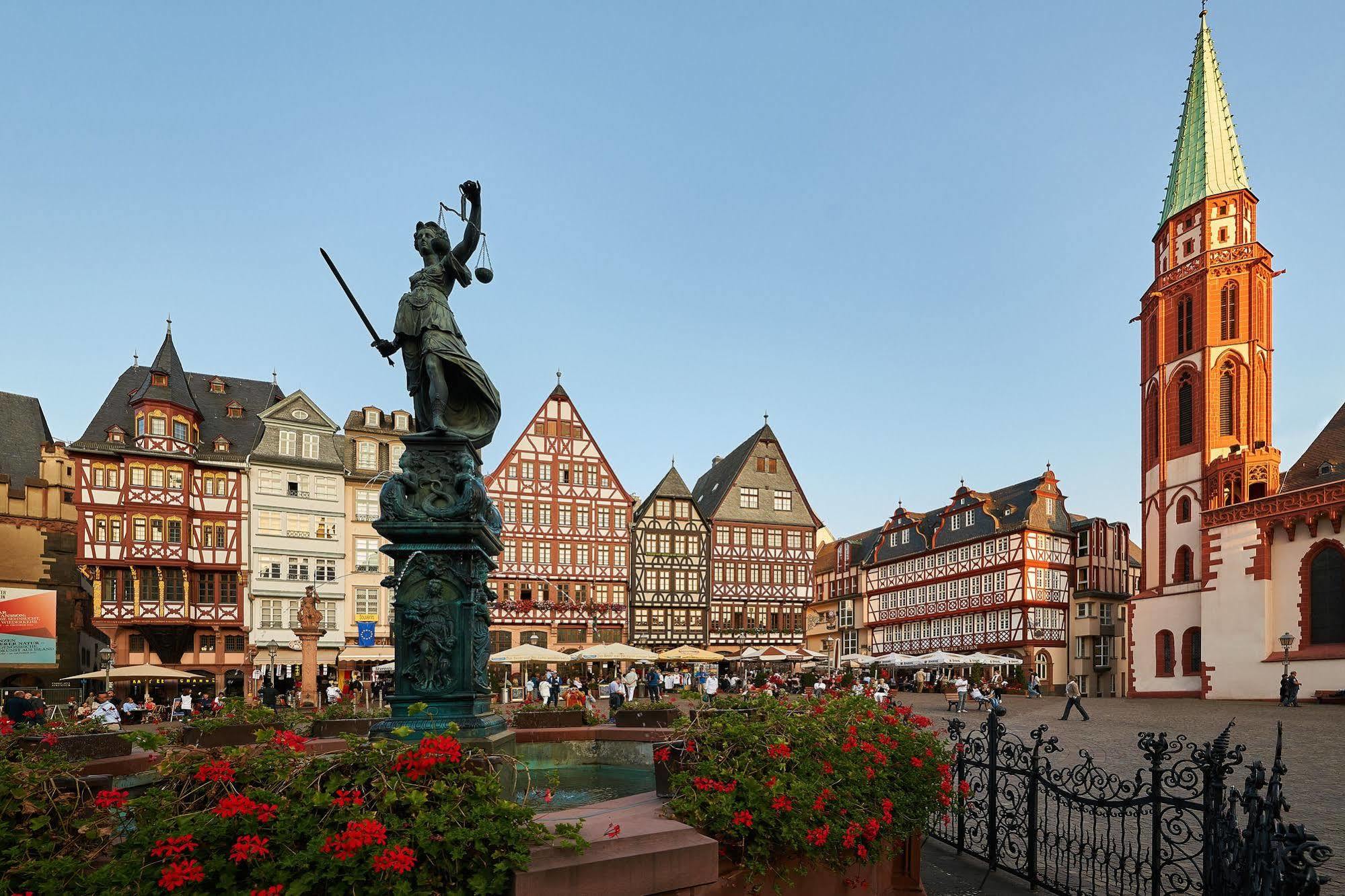 Hilton Garden Inn Frankfurt Airport Frankfurt am Main Bagian luar foto The statue of Lady Justice in the city of Trier